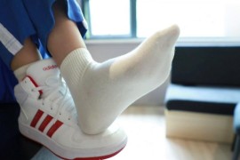 女生轻嗅Y - G976