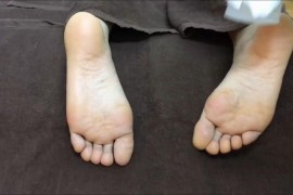 足に痛刺激をす - G907