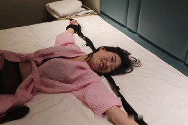 女孩被脚臭晕倒后痒 - N096