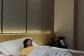 黄衣和格子衬衫 - D158